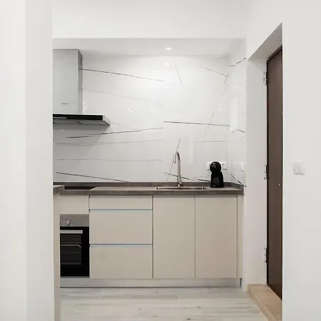 Newly Refurbished Modern 2-bed In Heart Of Apartamento Torremolinos